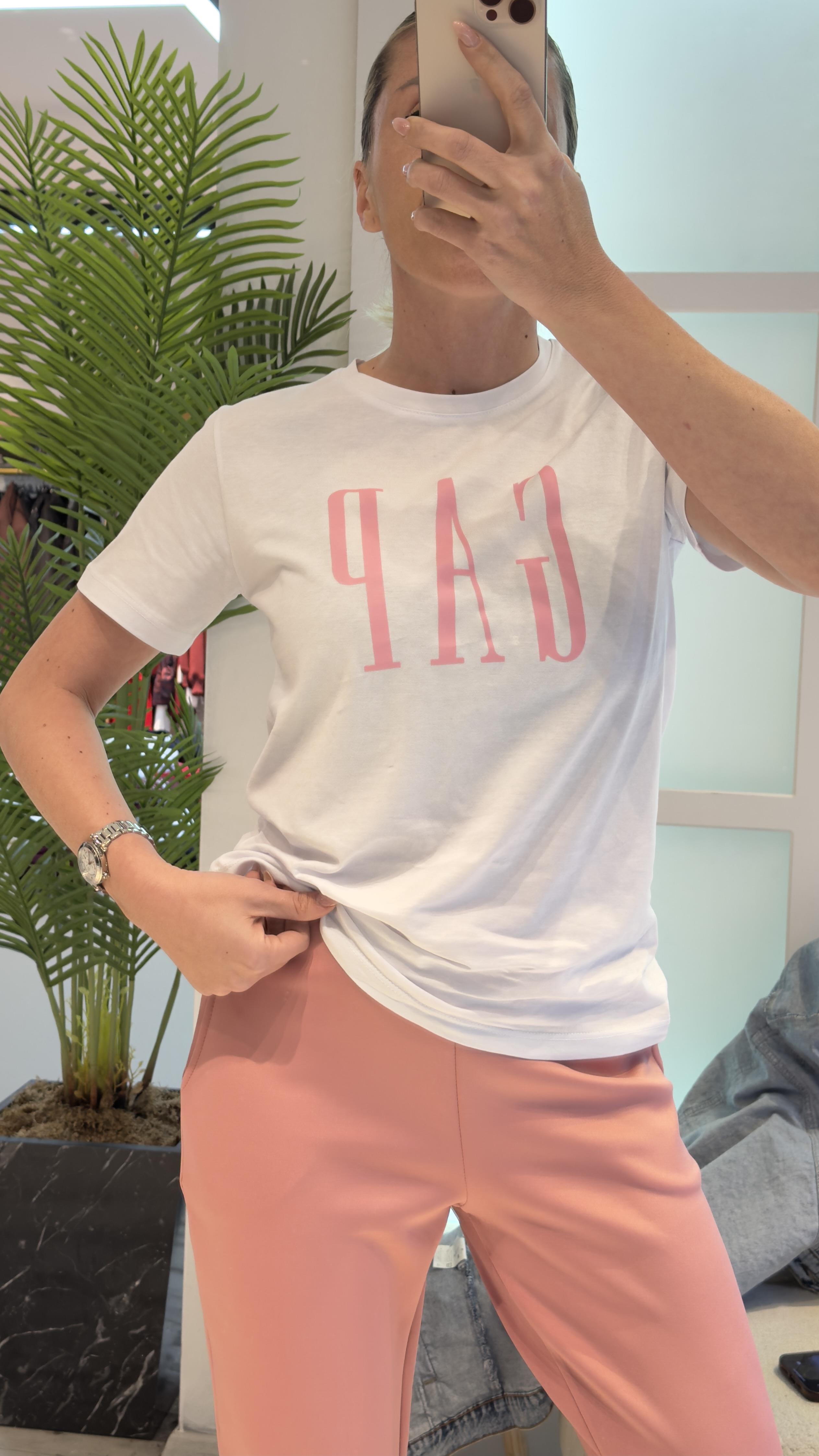 BEYAZ ÖNÜ PEMBE YAZILI GAP TSHIRT