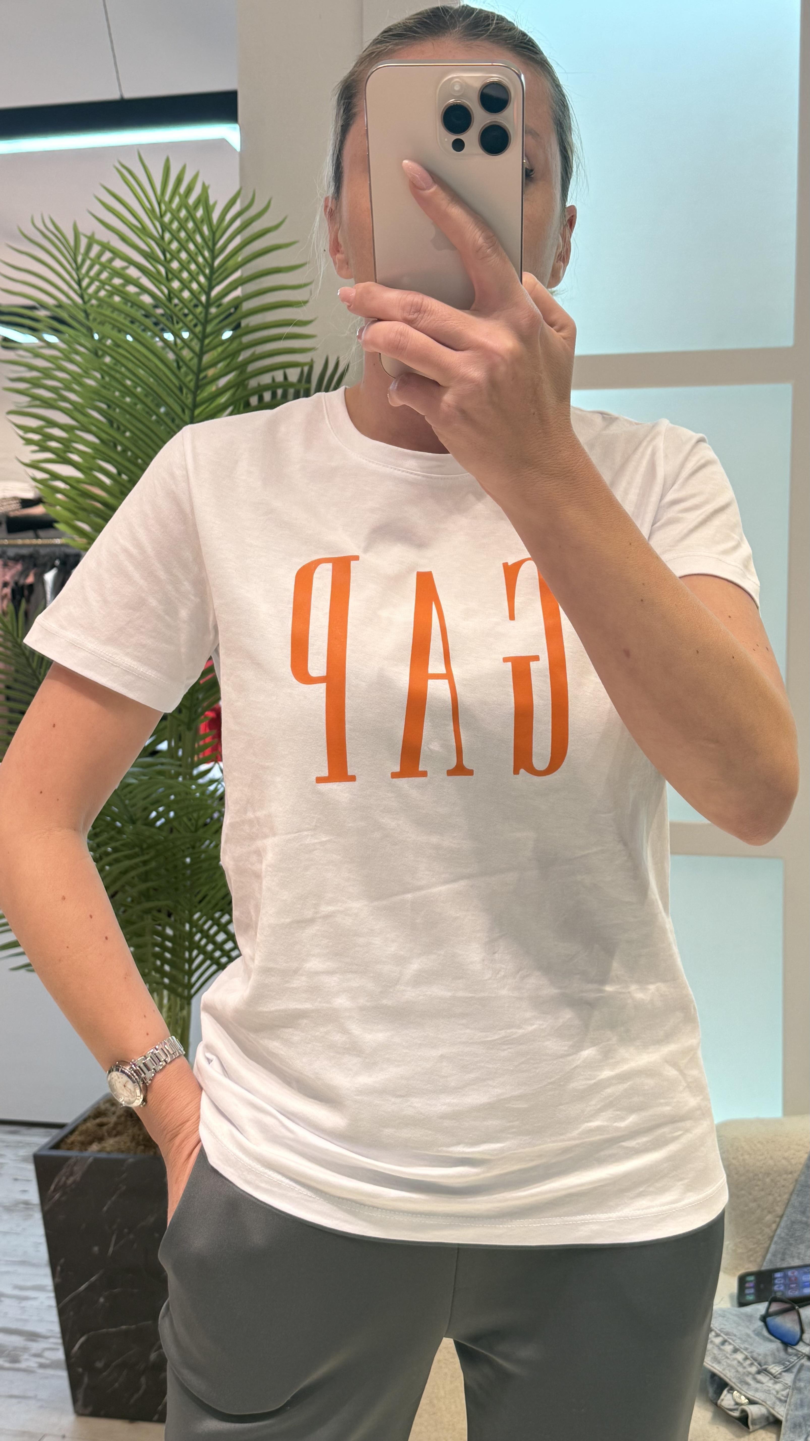 BEYAZ ÖNÜ TURUNCU YAZILI GAP TSHIRT
