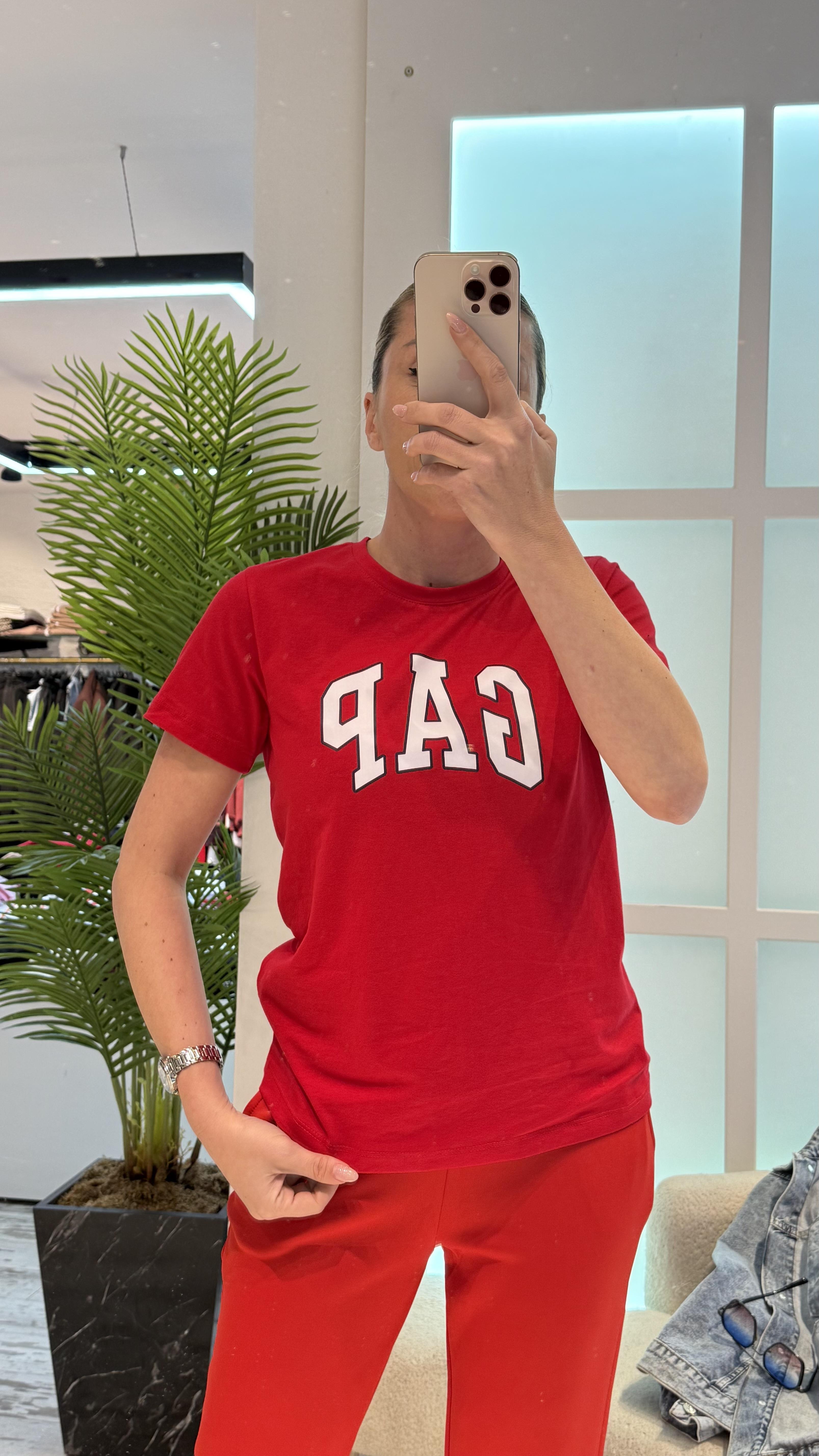 KIRMIZI ÖNÜ BEYAZ YAZILI GAP TSHIRT