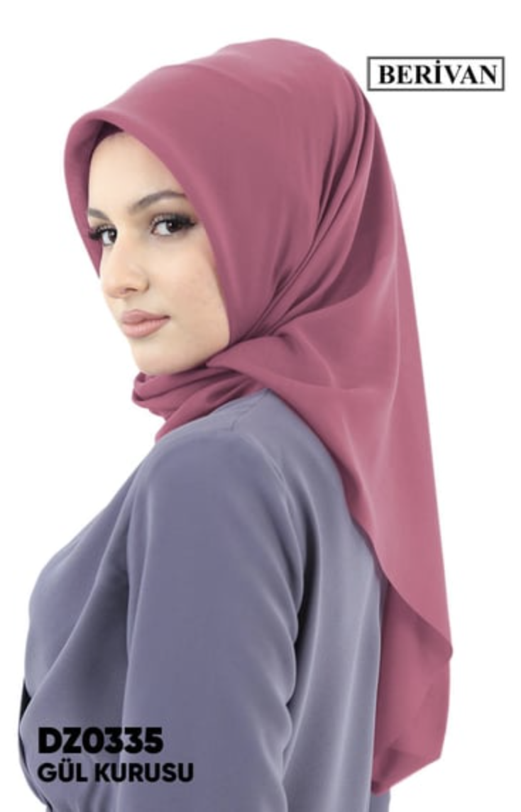 Yazma ile stil sahibi genç için modern kombin önerisi