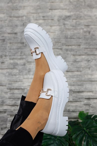 Vipps Beyaz Gold Toka Detaylı Makosen Kadın Ayakkabı
