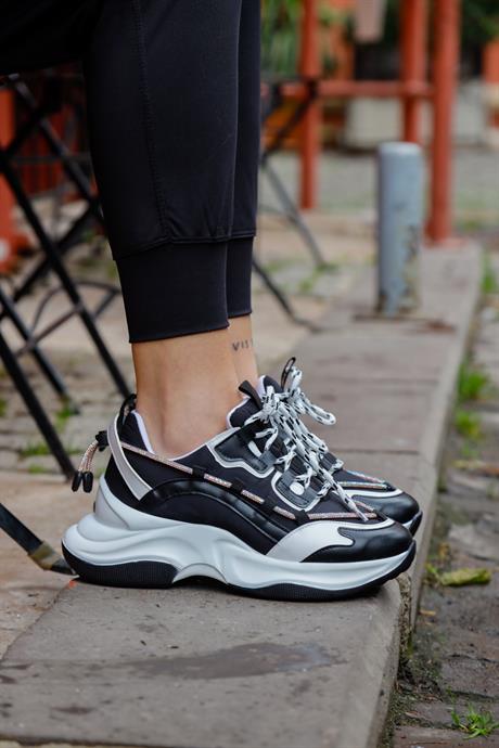 Tuqi Siyah Taş Detaylı Kadın Spor Ayakkabı