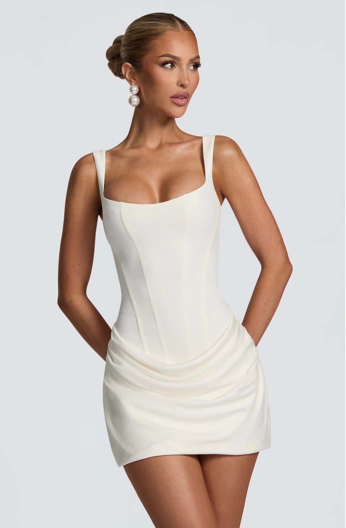 Korse Formlu Beyaz Mini Elbise