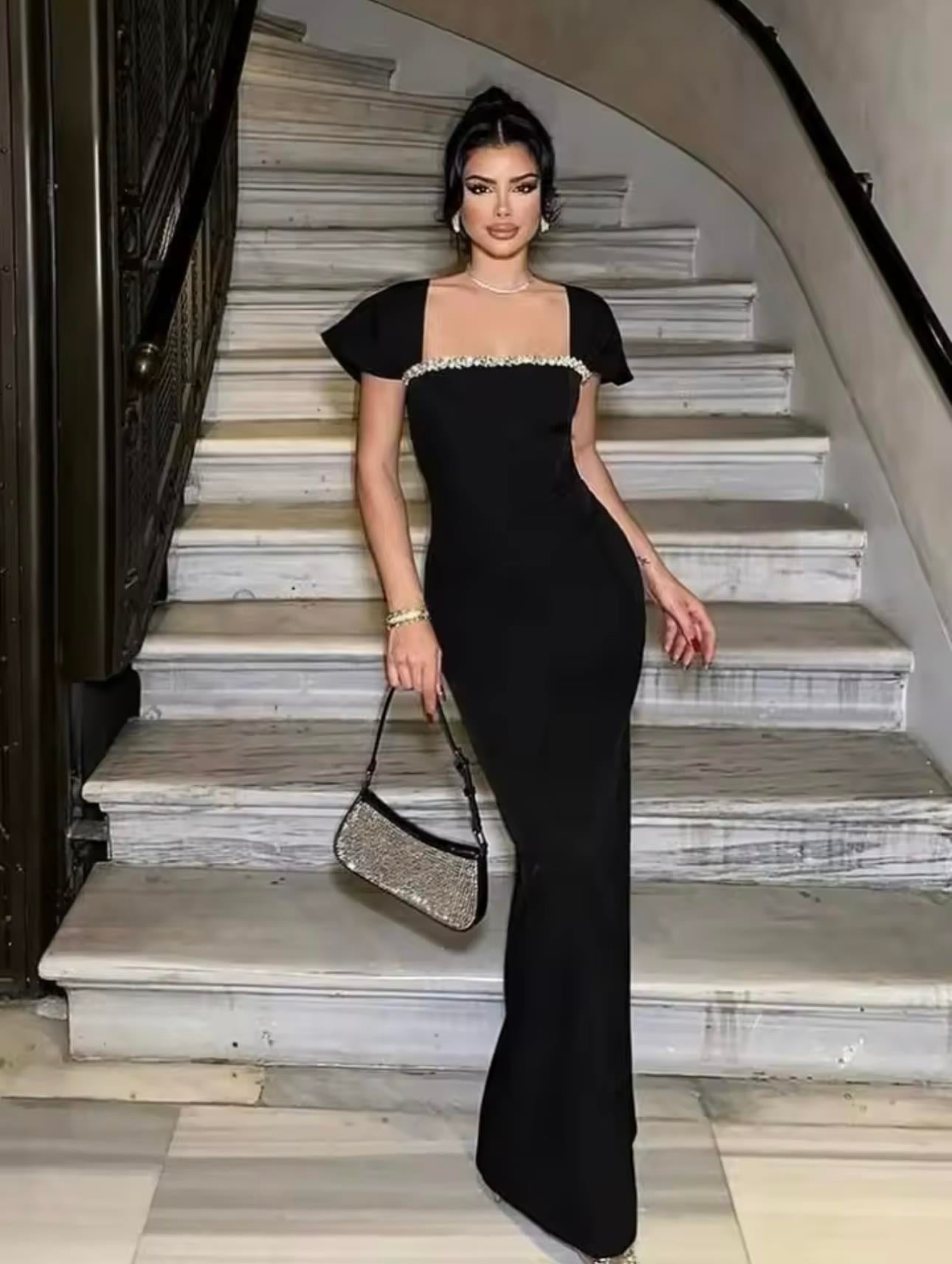 Kristal Taş Detaylı Kare Yaka Siyah Maksi Elbise