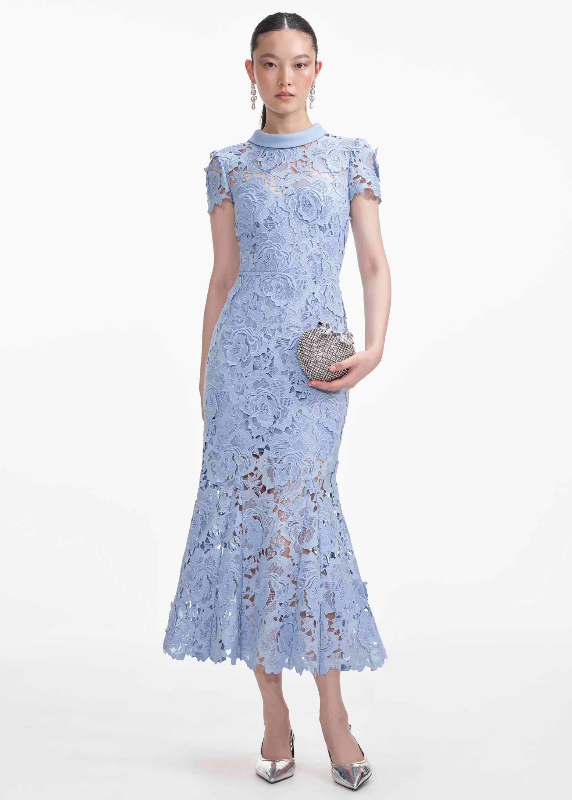 Üç Boyutlu Çiçek Detaylı Mavi Dantel Midi Elbise