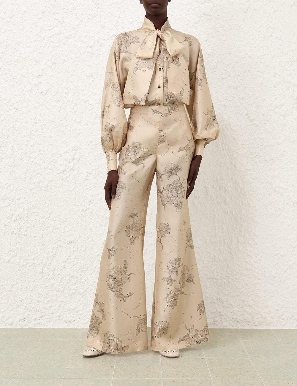 Boyundan Bağlamalı Desenli Gömlek ve İspanyol Paça Pantolon Takım