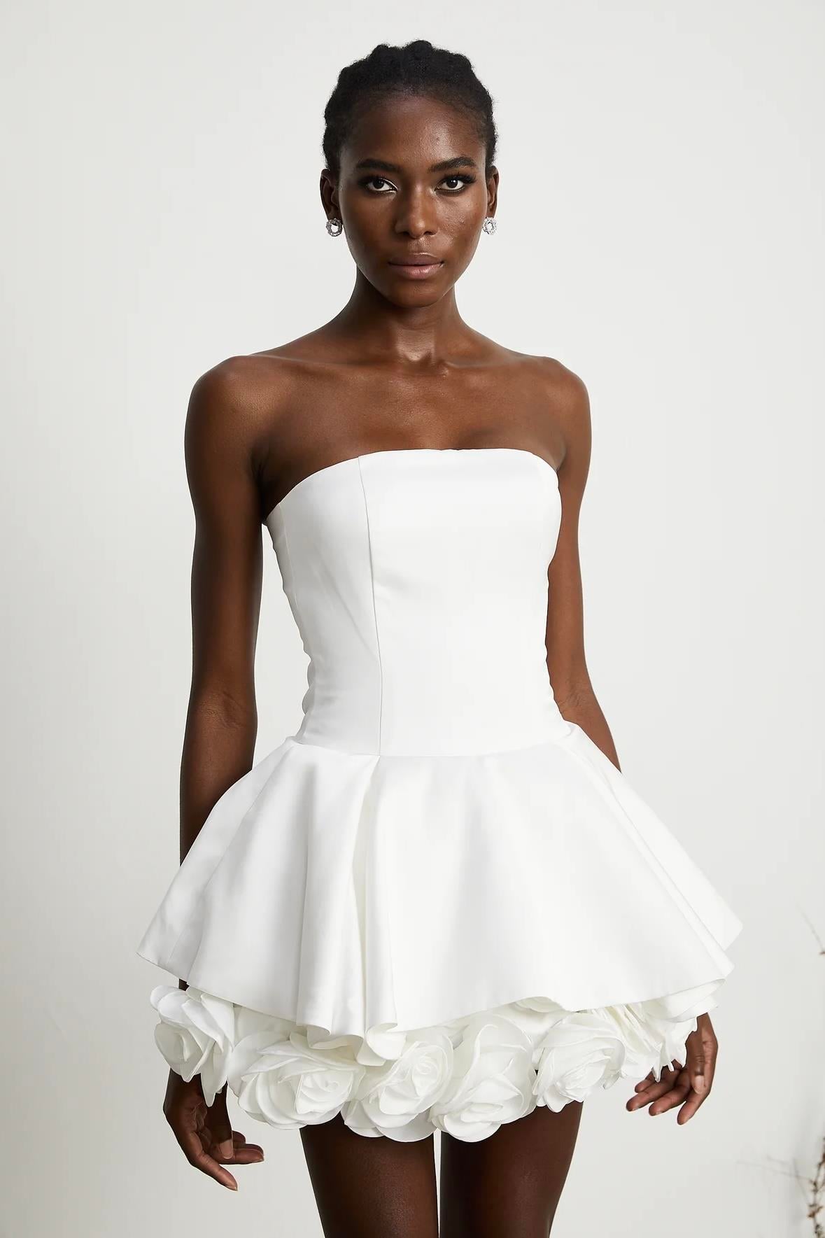 Eteği Güllü Beyaz Straplez Mini Elbise