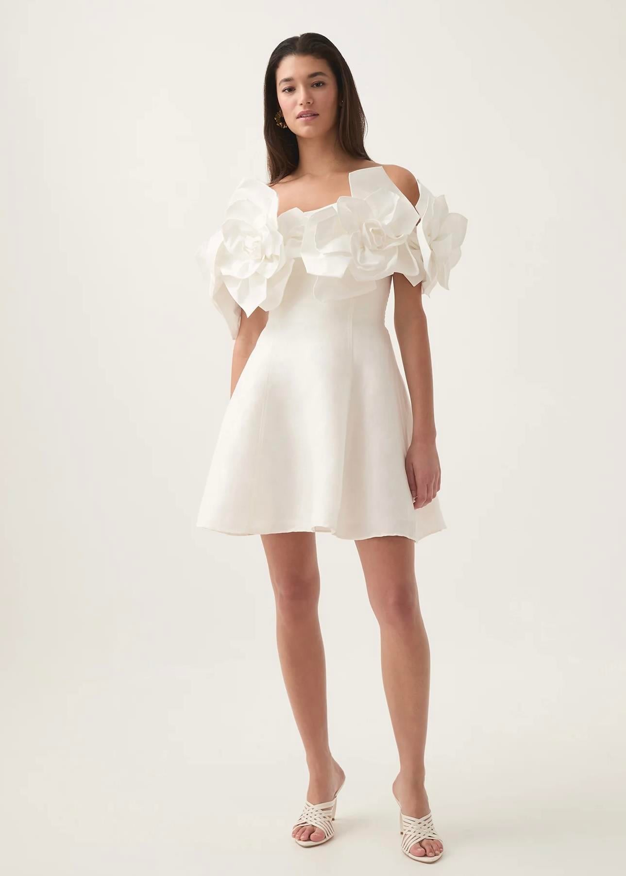 Gül Detaylı Madonna Yaka Beyaz Mini Elbise