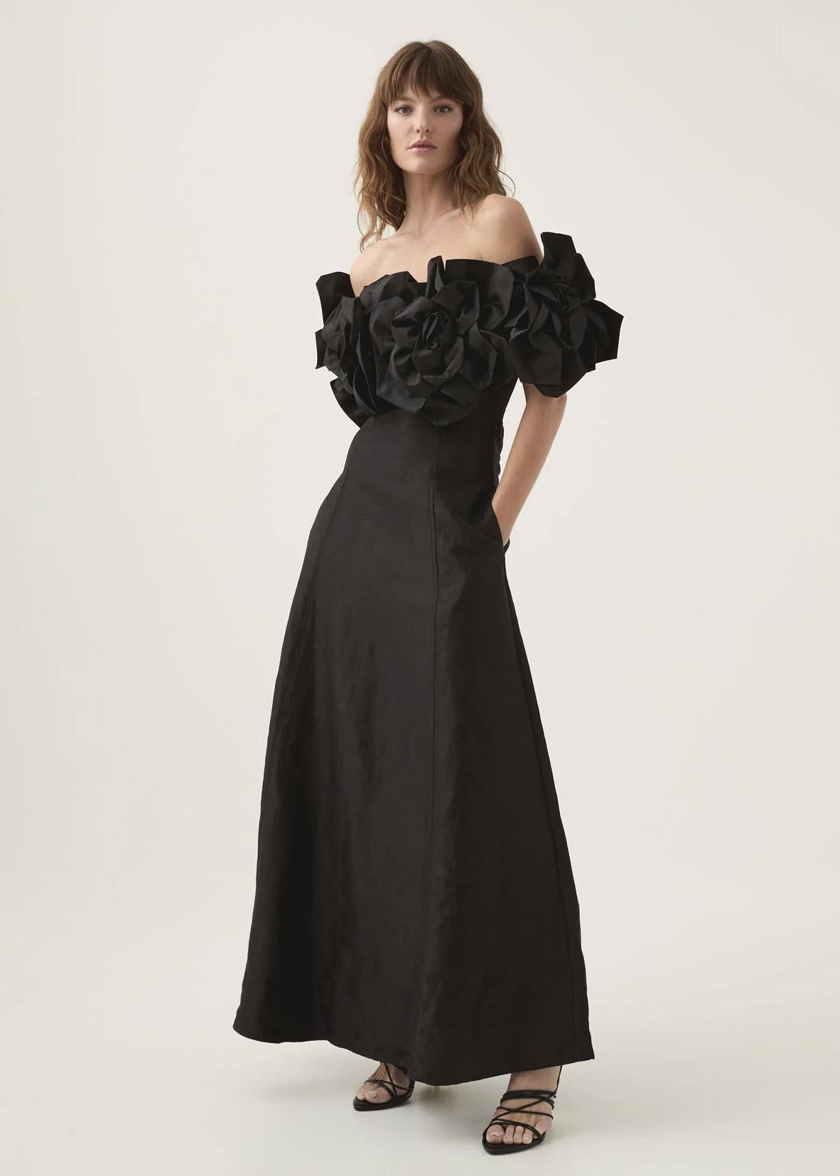 Gül Detaylı Madonna Yaka Siyah Elbise