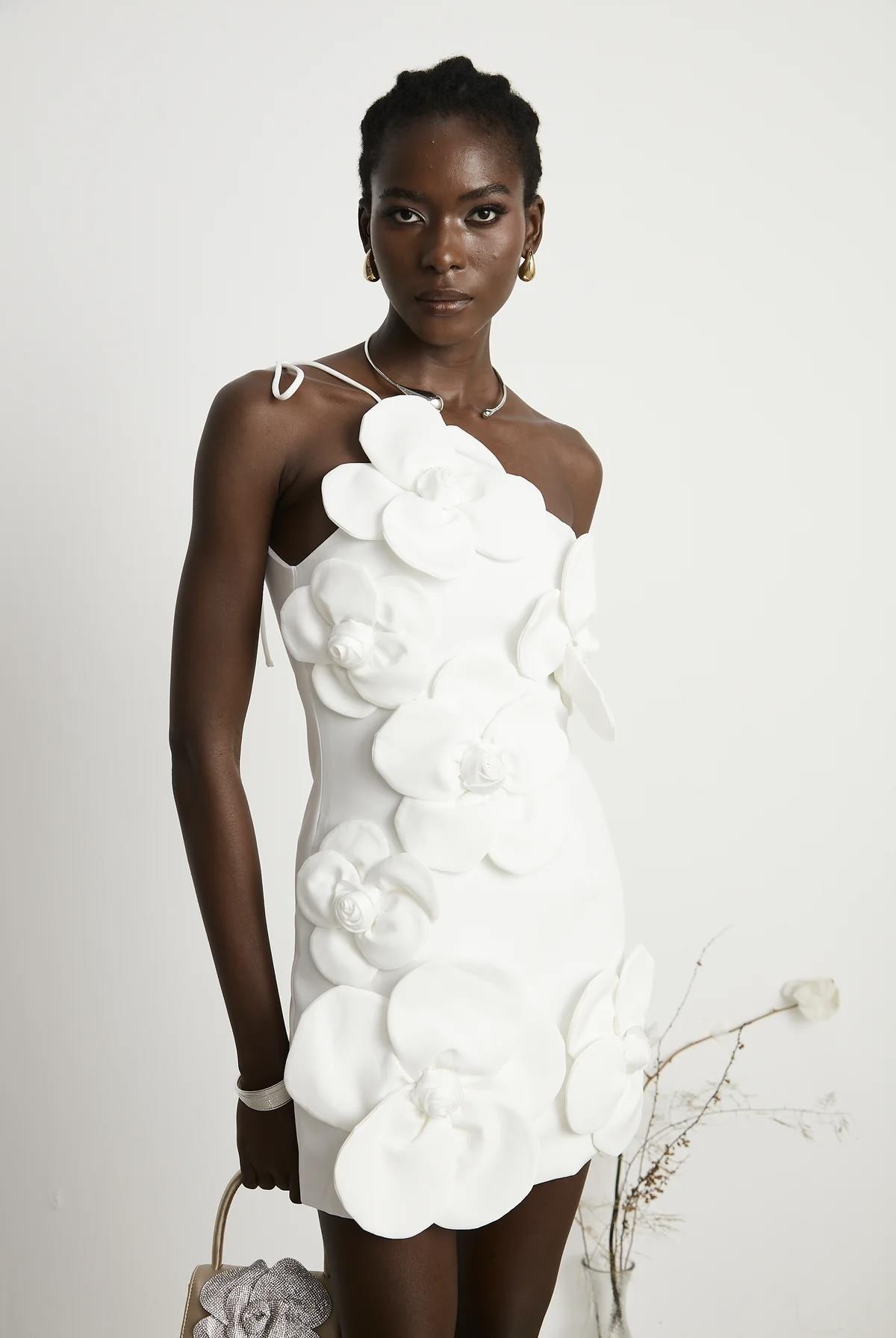 Gül Detaylı Tek Omuzlu Beyaz Mini Elbise