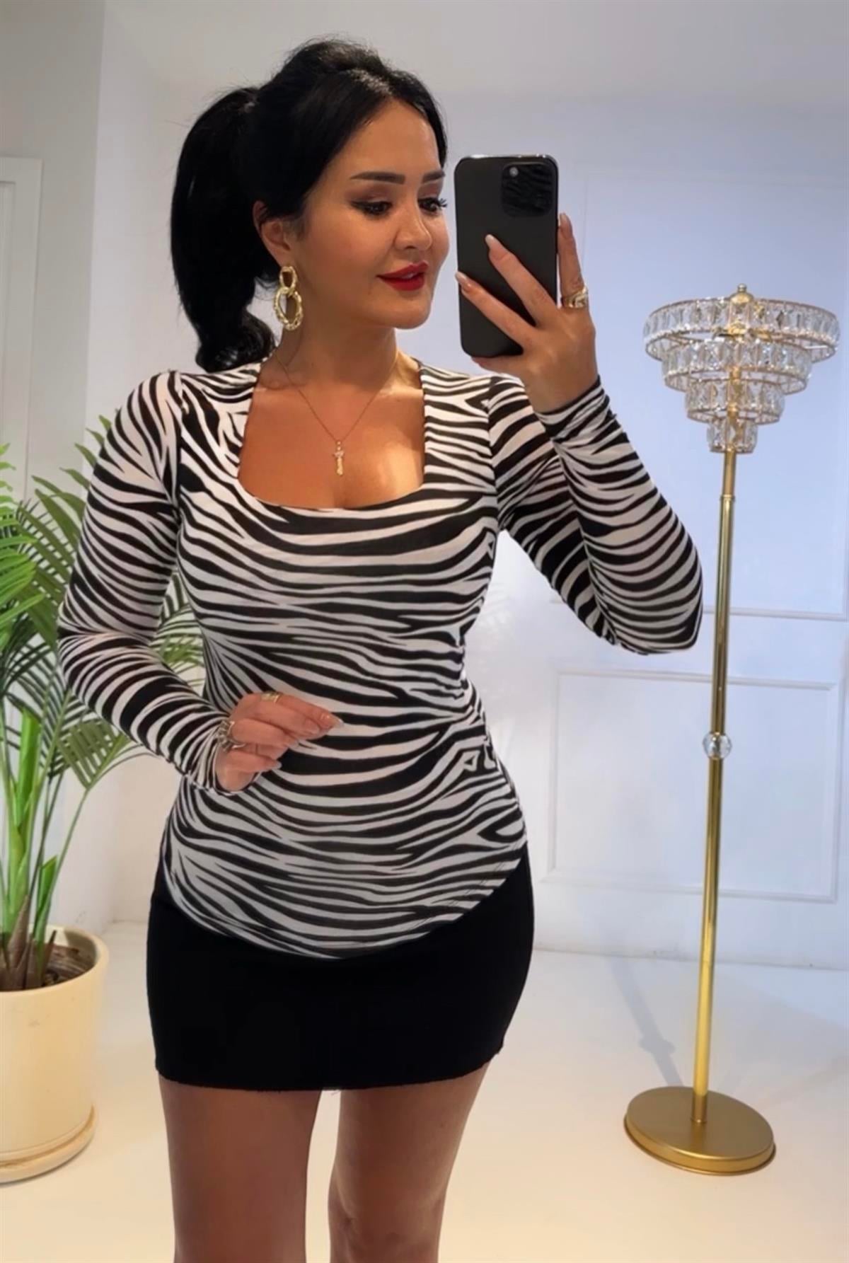 4048  U yaka zebra desenli bluzdef45ty54y5