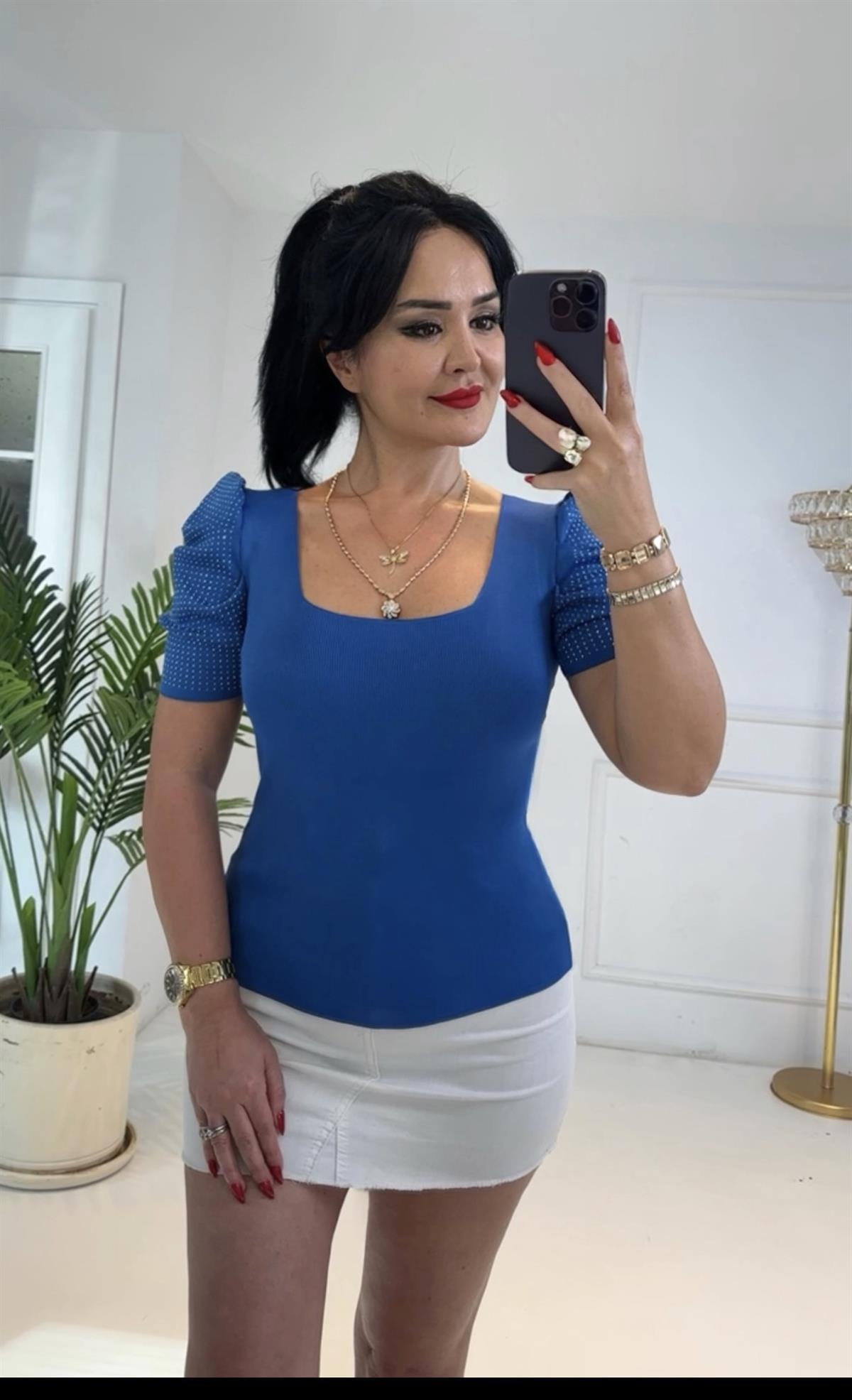 4072  U yaka taşlı mavi bluzBejshsjsjs