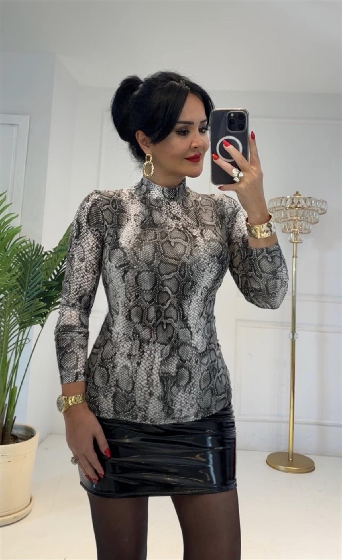 4309 Siyah beyaz yılan desenli balıkçı yaka bluzhyshsywsyw