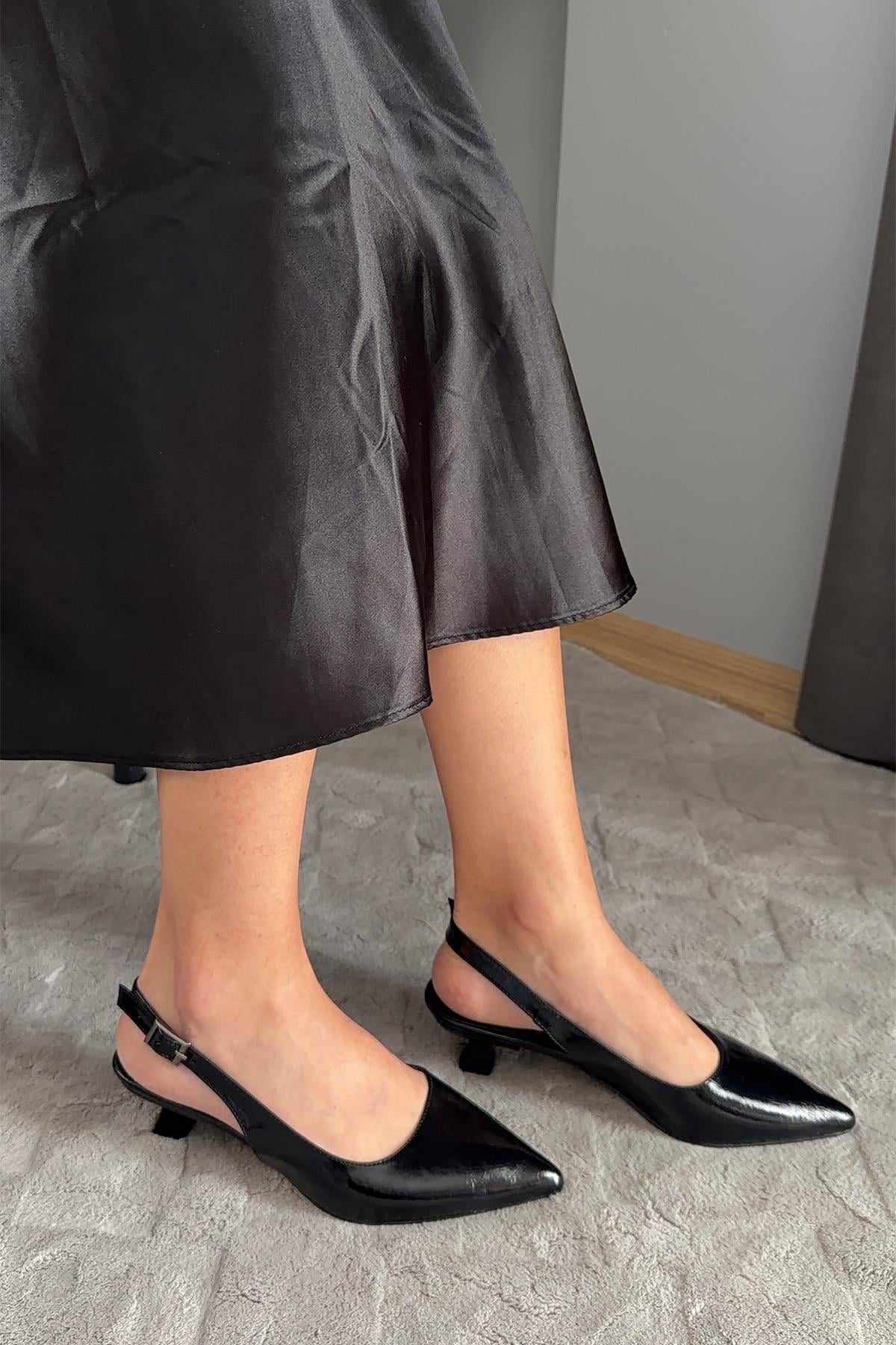 Kadın Boss Siyah Kırışık Rugan Sivri Burunlu Kısa Kitten Topuklu Rahat Şık Arkası Acık Stiletto Ayakkabı