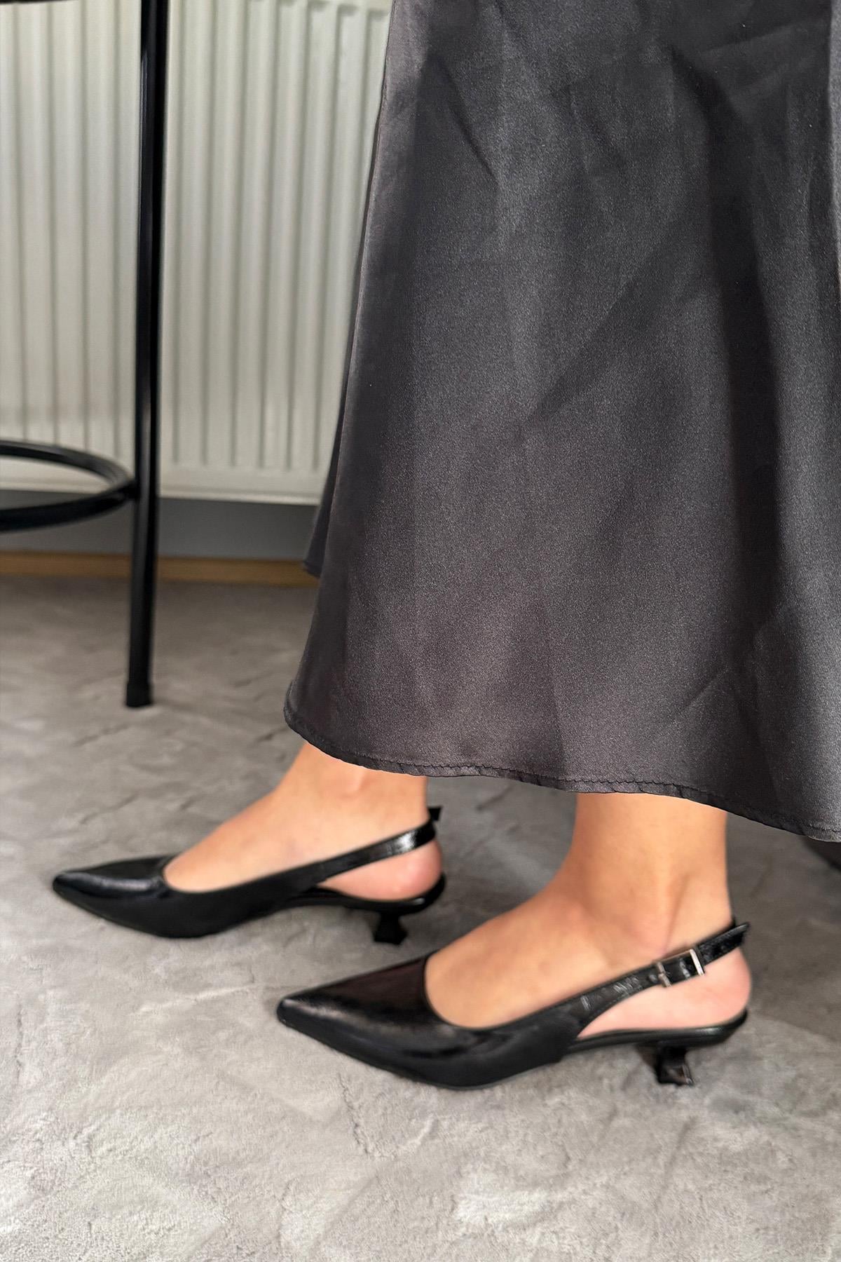 Kadın Boss Siyah Kırışık Rugan Sivri Burunlu Kısa Kitten Topuklu Rahat Şık Arkası Acık Stiletto Ayakkabı