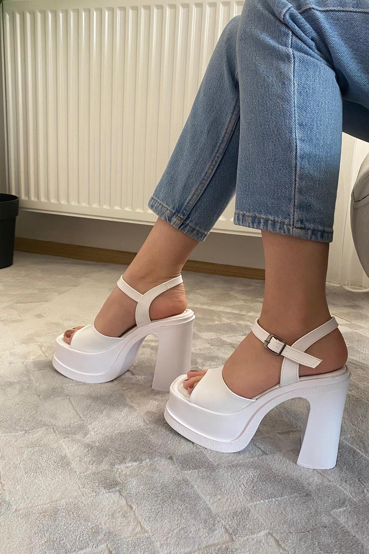 Kadın Lenisi Beyaz Tek Bantlı (12 cm ) Platform Topuklu Ayakkabı 1010