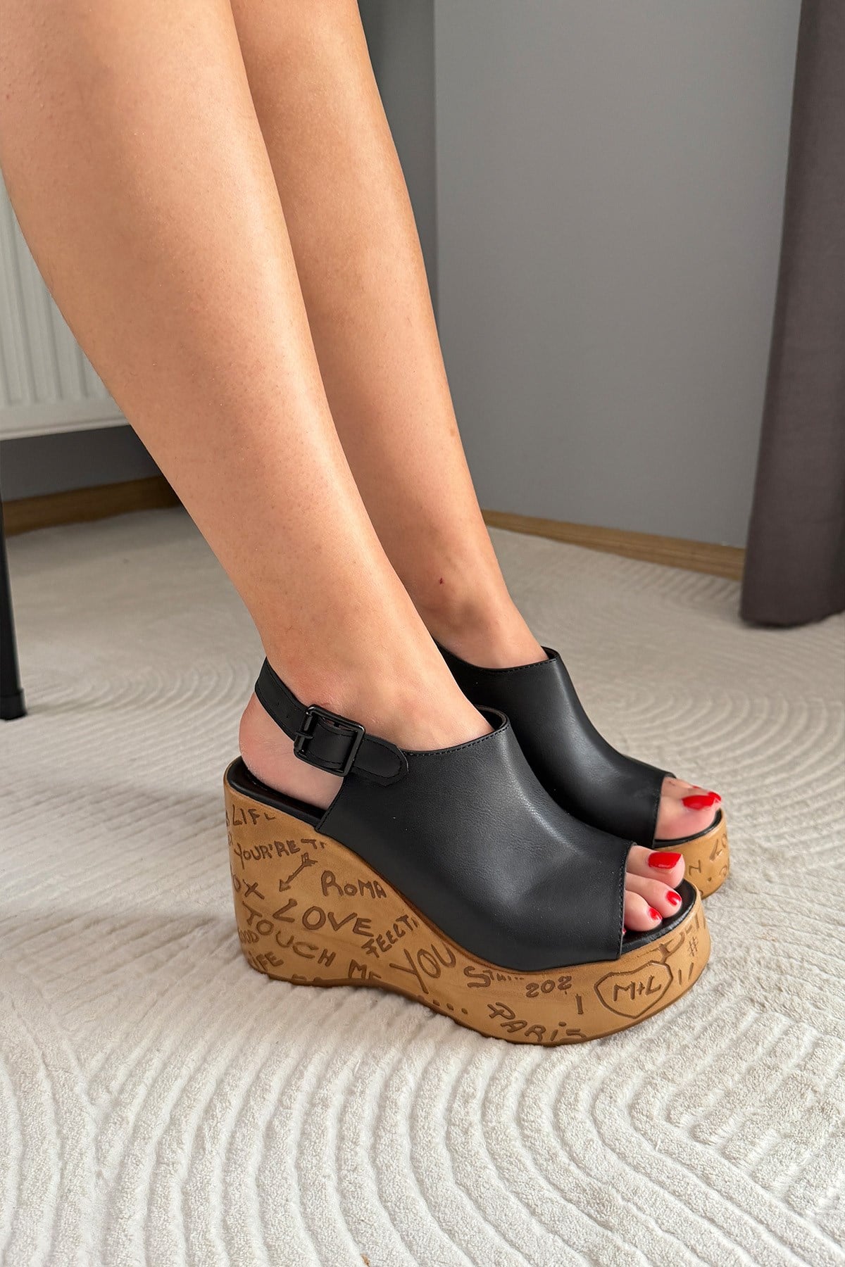 Kadın Pure Siyah 10 cm Dolgulu Yazılı Mantar Taban Ayakkabı