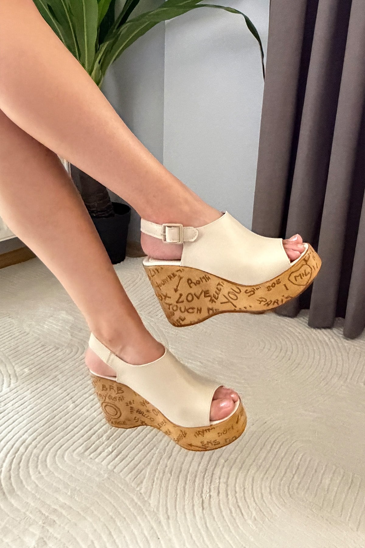 Kadın Pure Bej 10 cm Dolgulu Yazılı Mantar Taban Ayakkabı