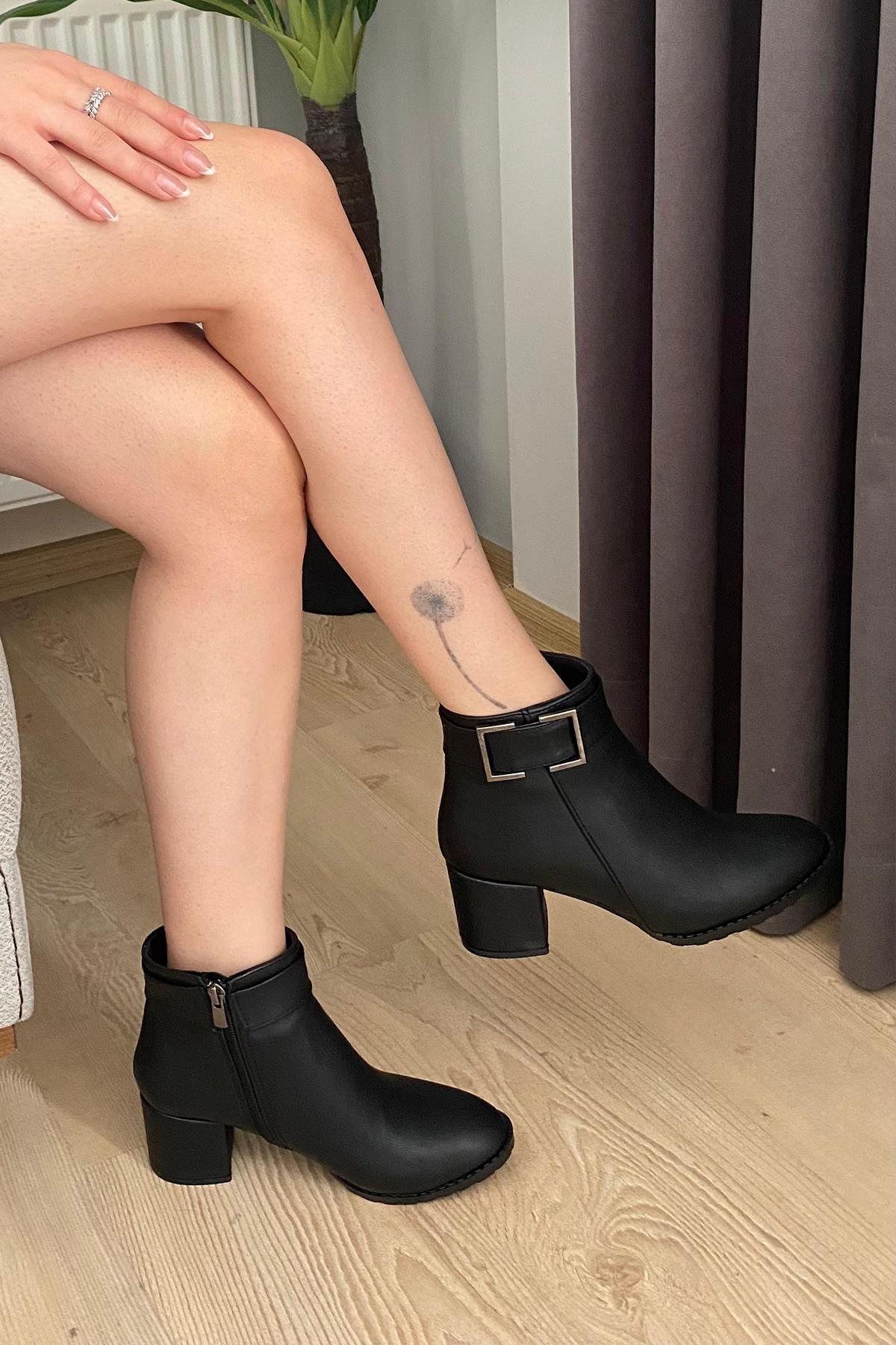 Kadın Trend Siyah Kare Tokalı ( 6 cm ) Topuklu Oval Burun Bot