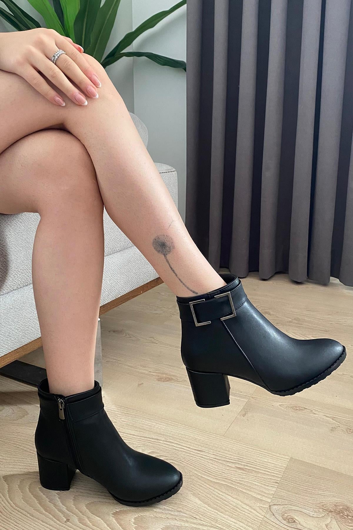Kadın Trend Siyah Kare Tokalı ( 6 cm ) Topuklu Oval Burun Bot