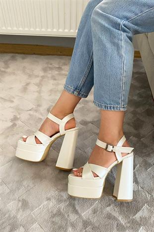 Kadın Elina Çapraz Bantlı Sedefli Beyaz 15 cm Platform Topuklu Ayakkabı