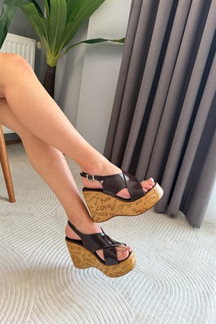 Kadın Forge Kahve Ruga 10 cm Dolgulu Yazılı Mantar Taban Ayakkabı & Sandalet