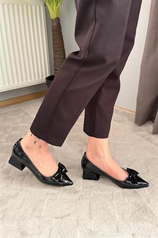 Kadın Mila Siyah Kroko Fiyonklu 3,5 cm Blok Topuklu Stiletto / Ayakkabı