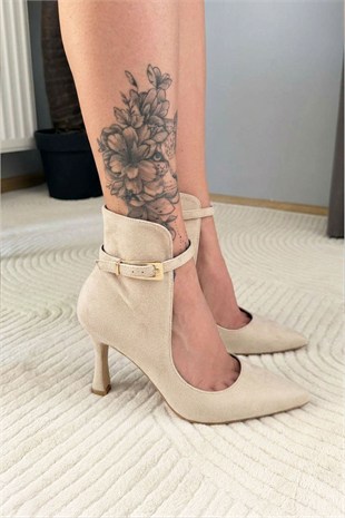 Kadın Nevi Bej Süet Sivri Burun İnce Topuklu Kemer Detaylı Pencereli Şık Kadın Bot & Stiletto