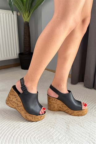Kadın Pure Siyah 10 cm Dolgulu Yazılı Mantar Taban Ayakkabı