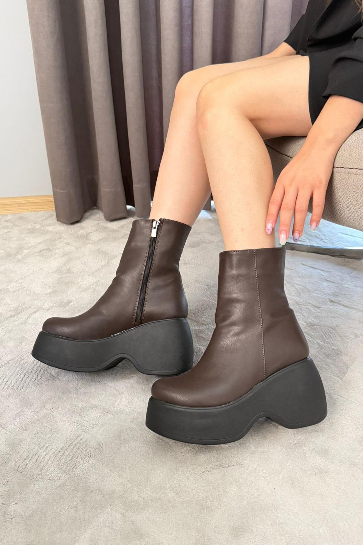Kadın Celsi Yandan Fermuarlı 9 cm Yüksek Dolgu Topuklu Mevsimlik Kadın Kısa Bot Bootie