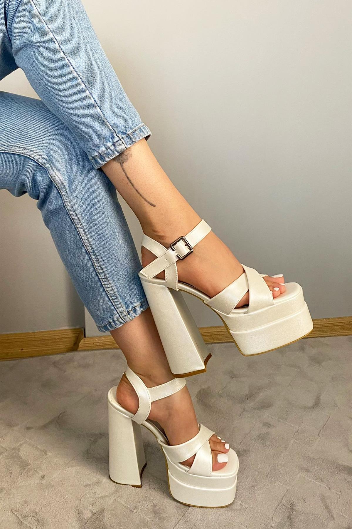Kadın Elina Çapraz Bantlı 15 cm Platform Topuklu Ayakkabı