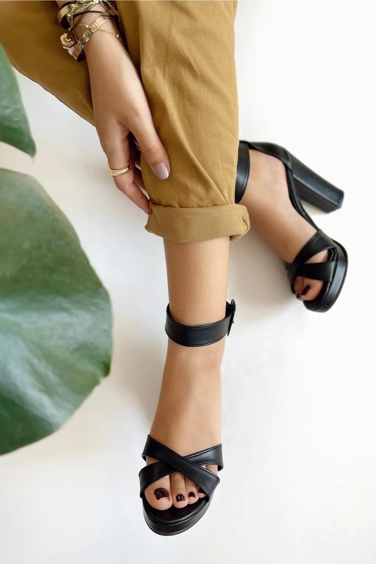 Kadın Hermes Siyah Çapraz Bantı Platform Topuklu Ayakkabı