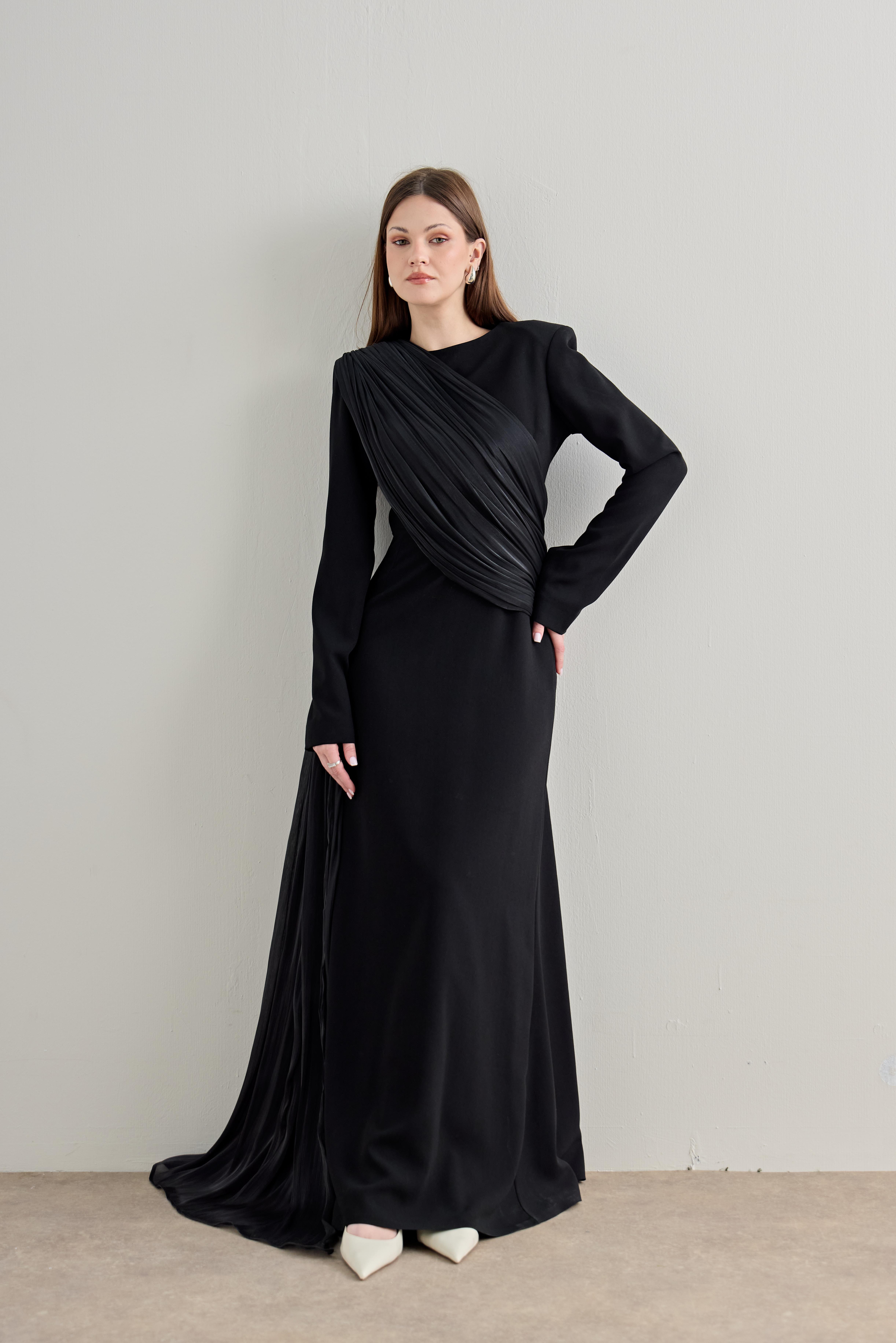 Büzgü Detaylı Kuyruklu Elbise