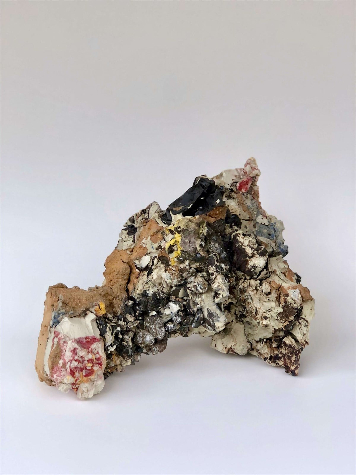 Gezilir Yerlerde Tutsak - Ebru Zarakolu