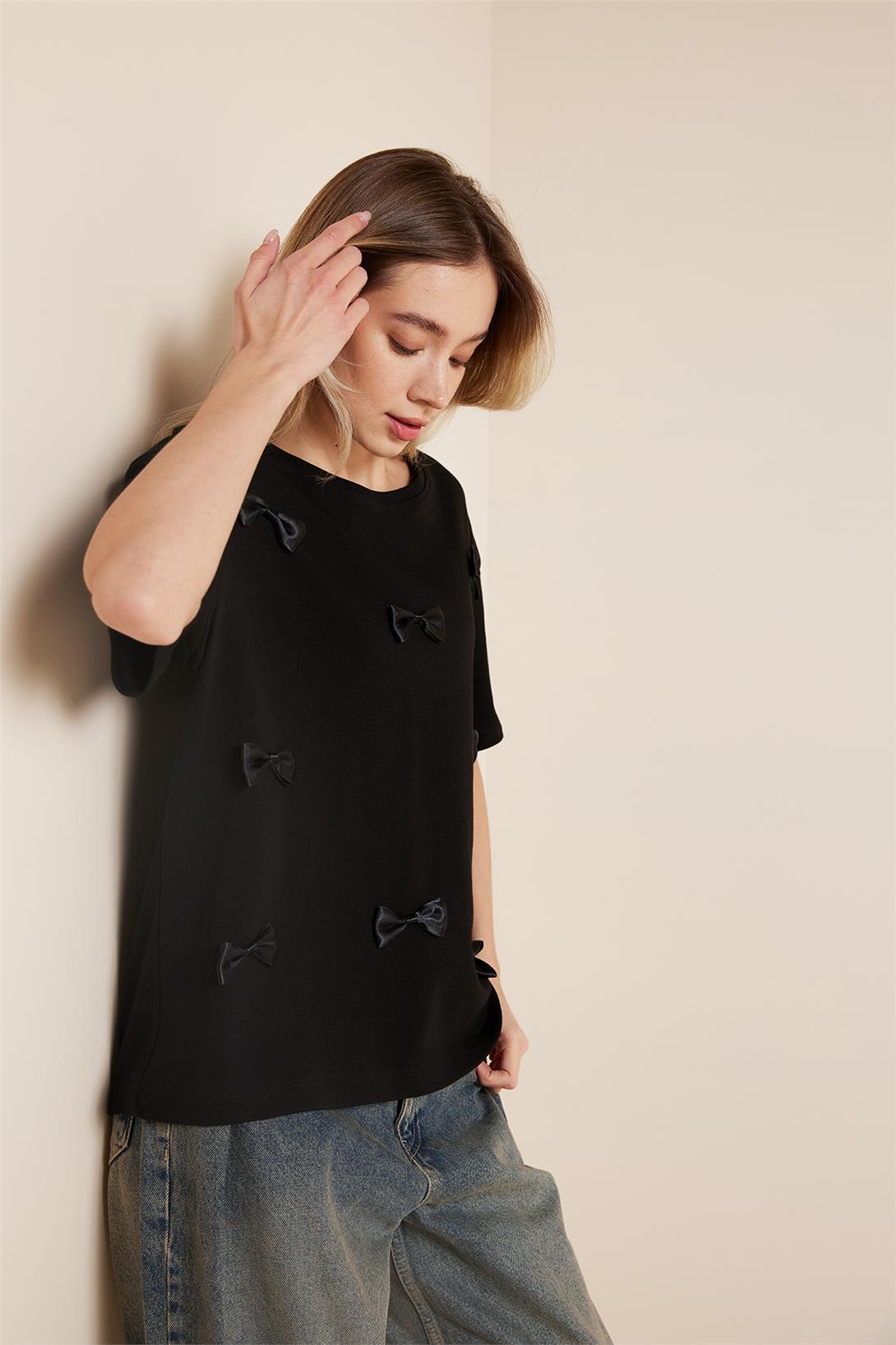 Avrile  FİYONK DETAYLI BİSİKLET YAKA T-SHIRT SİYAH A25-10349