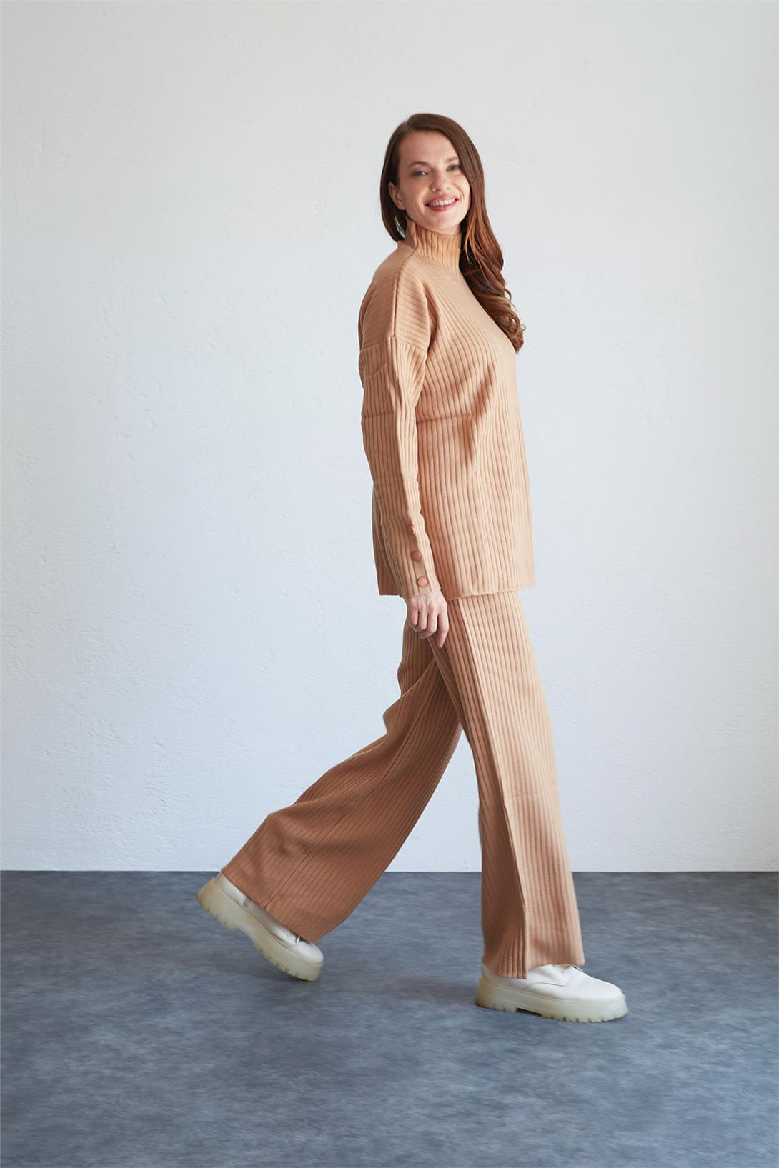 Avrile Kadın Çıtçıt Düğmeli Triko Kazak ve Fitilli Pantolon Takım CAMEL A91897-S