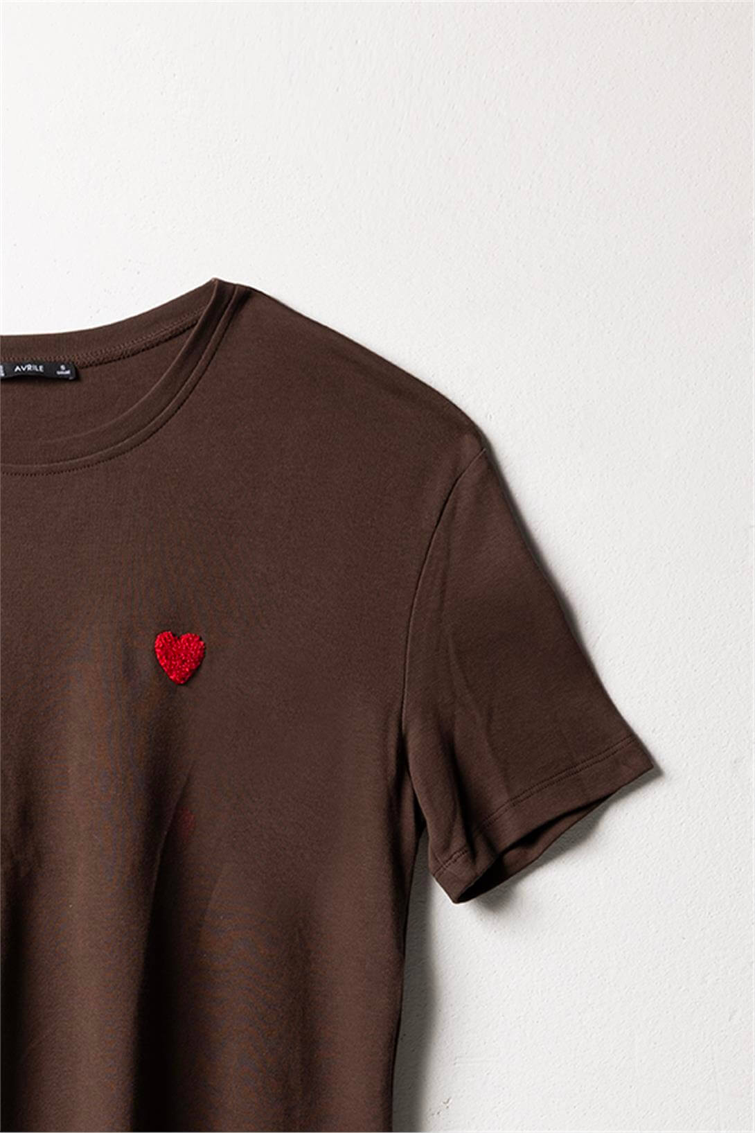 Avrile  KALP NAKIŞLI BİSİKLET YAKA T-SHIRT KAHVE A25-10352