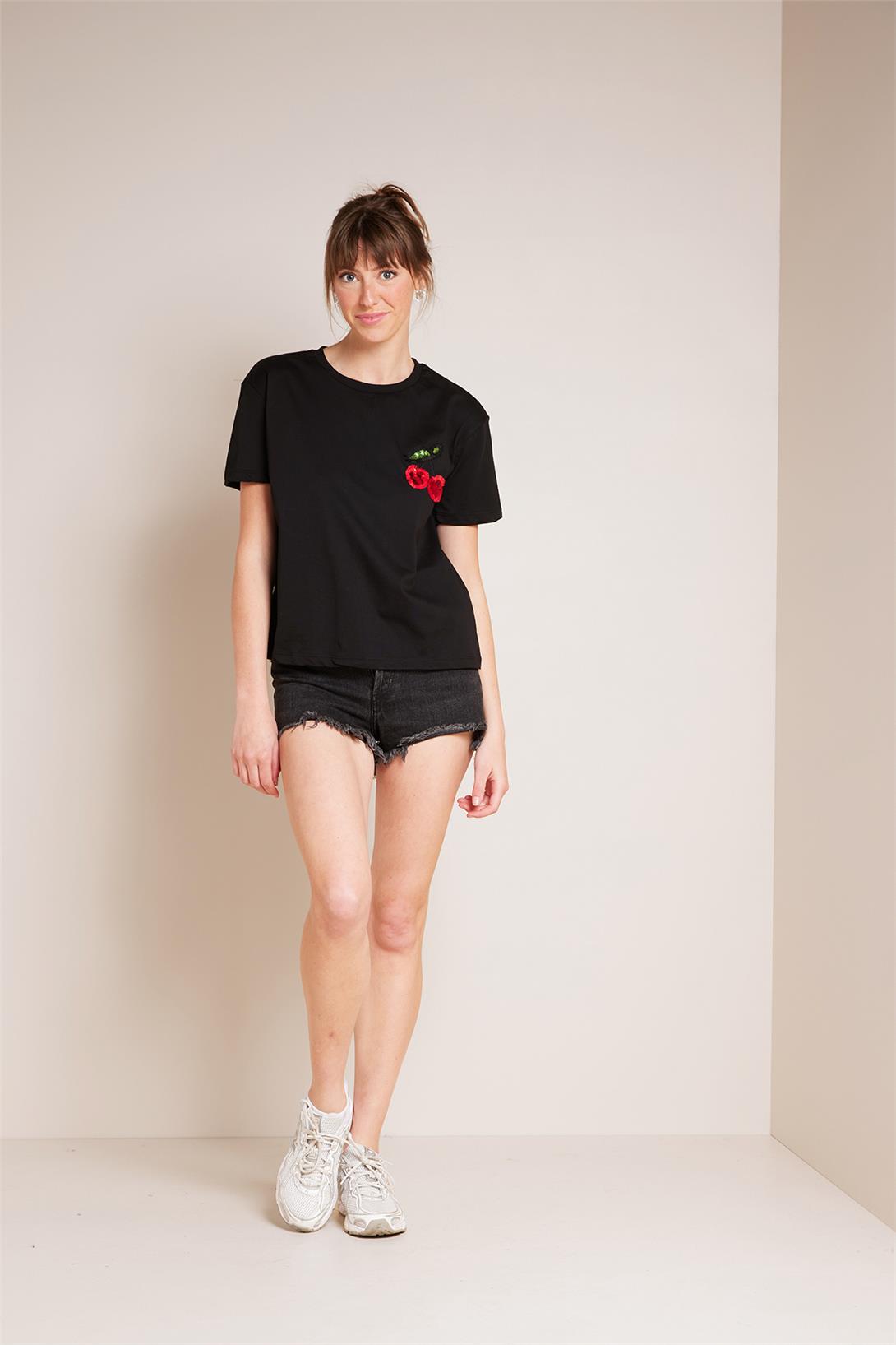 Avrile  KİRAZ NAKIŞLI BİSİKLET YAKA T-SHIRT SİYAH A25-10388