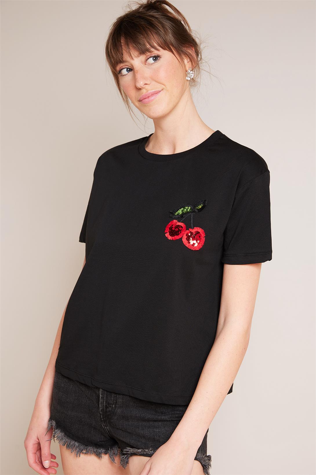 Avrile  KİRAZ NAKIŞLI BİSİKLET YAKA T-SHIRT SİYAH A25-10388