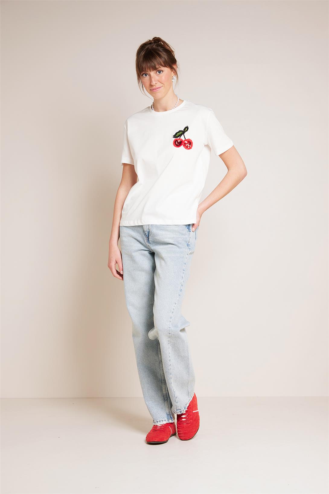 Avrile  KİRAZ NAKIŞLI BİSİKLET YAKA T-SHIRT EKRU A25-10388