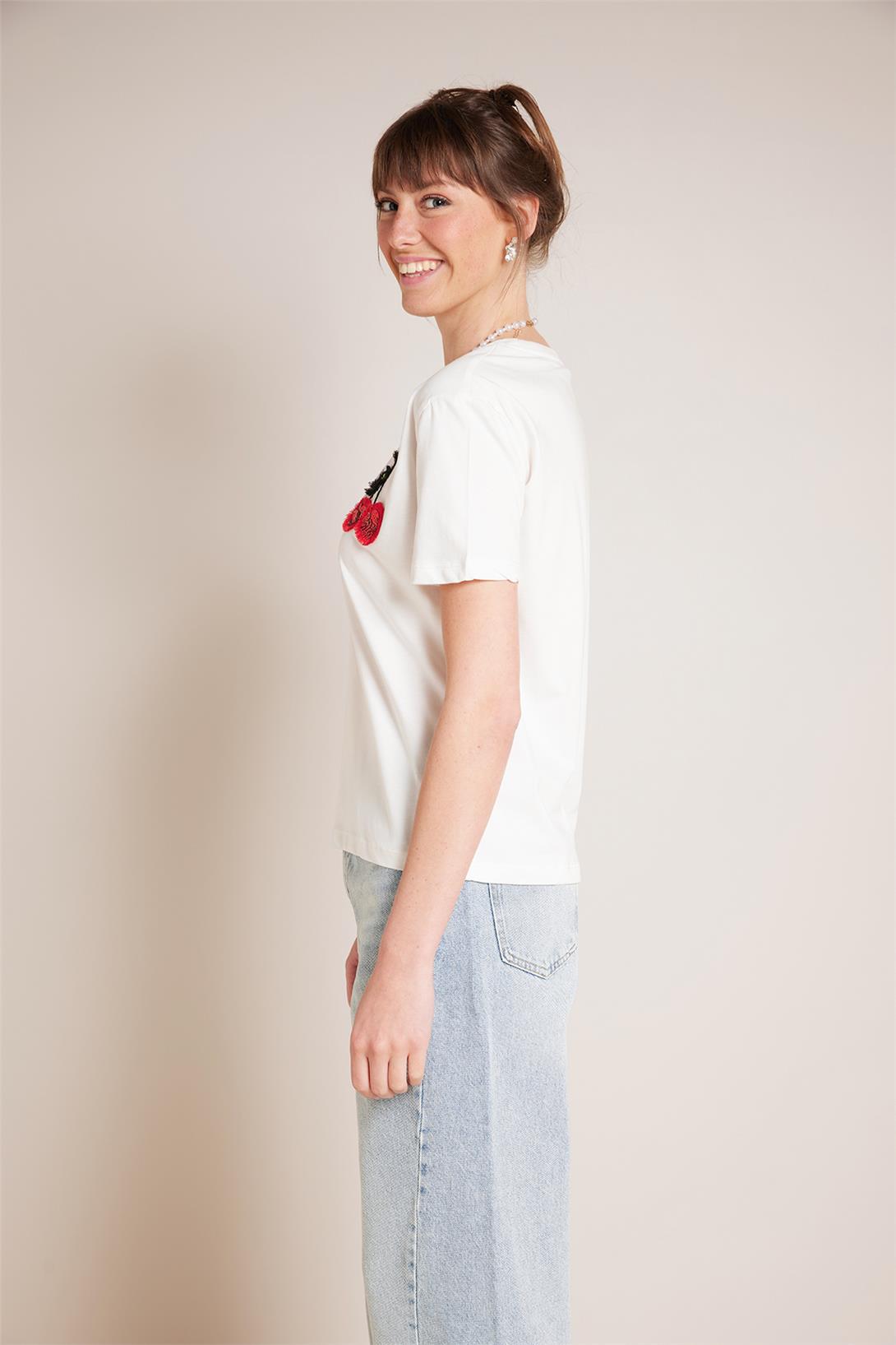 Avrile  KİRAZ NAKIŞLI BİSİKLET YAKA T-SHIRT EKRU A25-10388