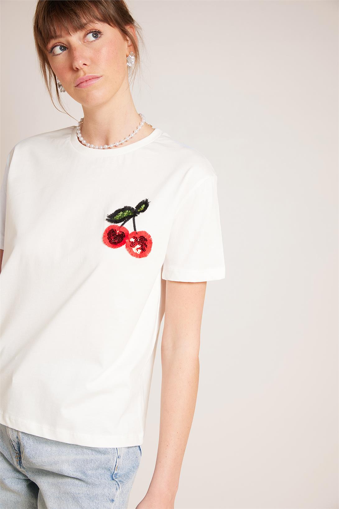 Avrile  KİRAZ NAKIŞLI BİSİKLET YAKA T-SHIRT EKRU A25-10388