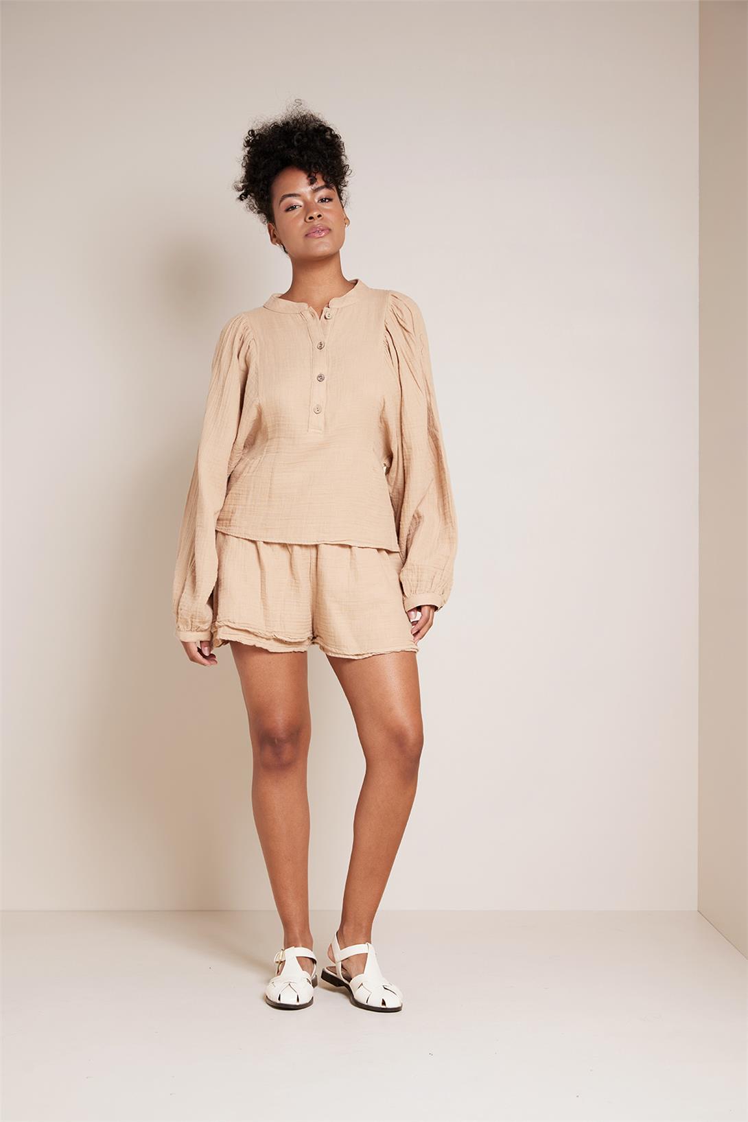 Nisan  DÜĞME DETAYLI GENİŞ KOLLU BLUZ CAMEL NB25-1001