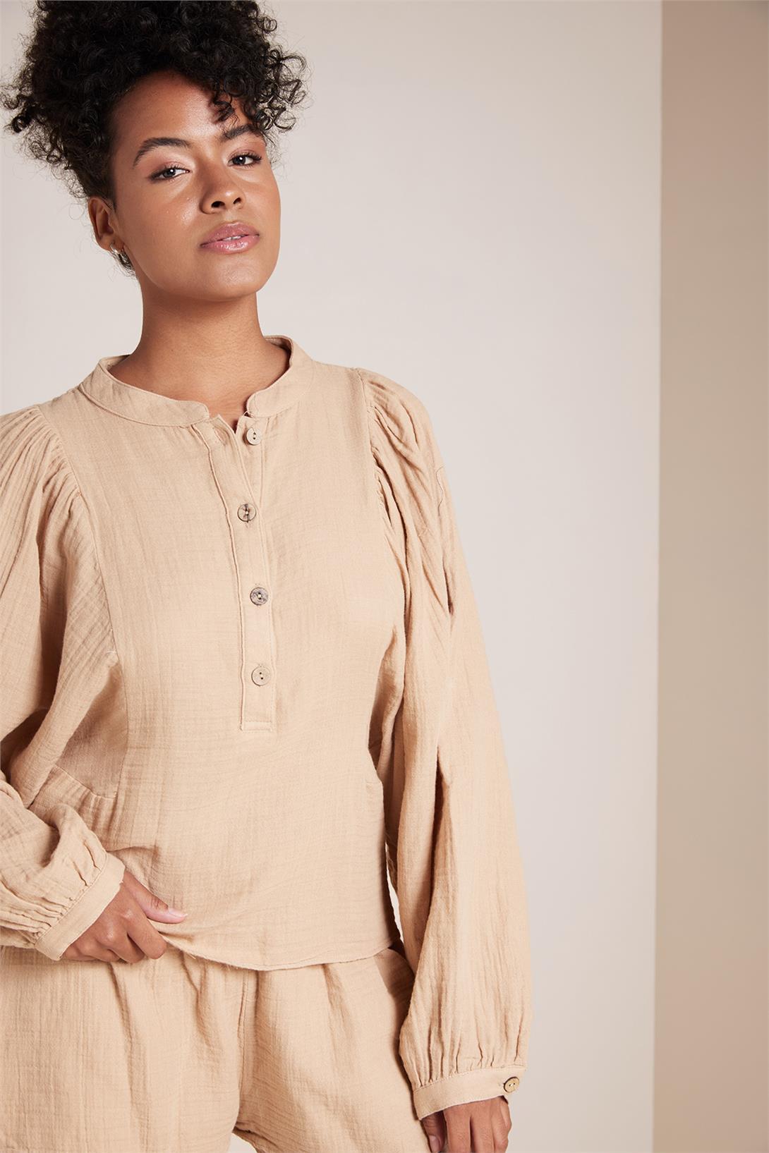 Nisan  DÜĞME DETAYLI GENİŞ KOLLU BLUZ CAMEL NB25-1001