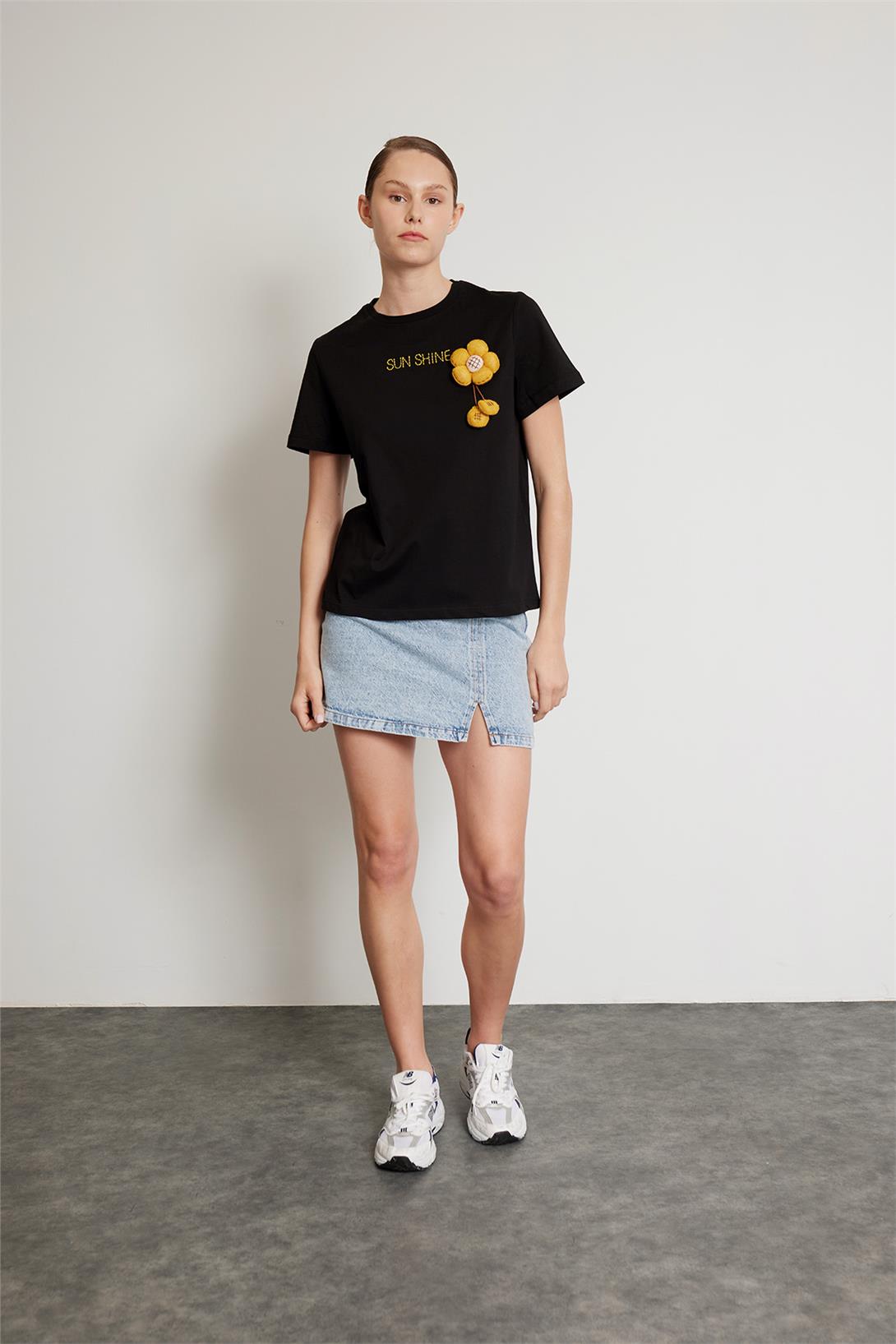 Nisan Kadın ÇİÇEK DETAYLI BASIC T-SHIRT SİYAH N24-1879