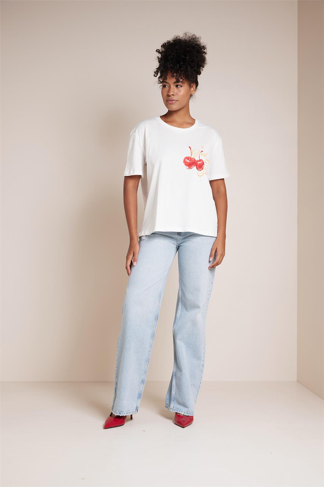 Nisan  KİRAZ BASKILI BİSİKLET YAKA T-SHIRT EKRU N25-2118