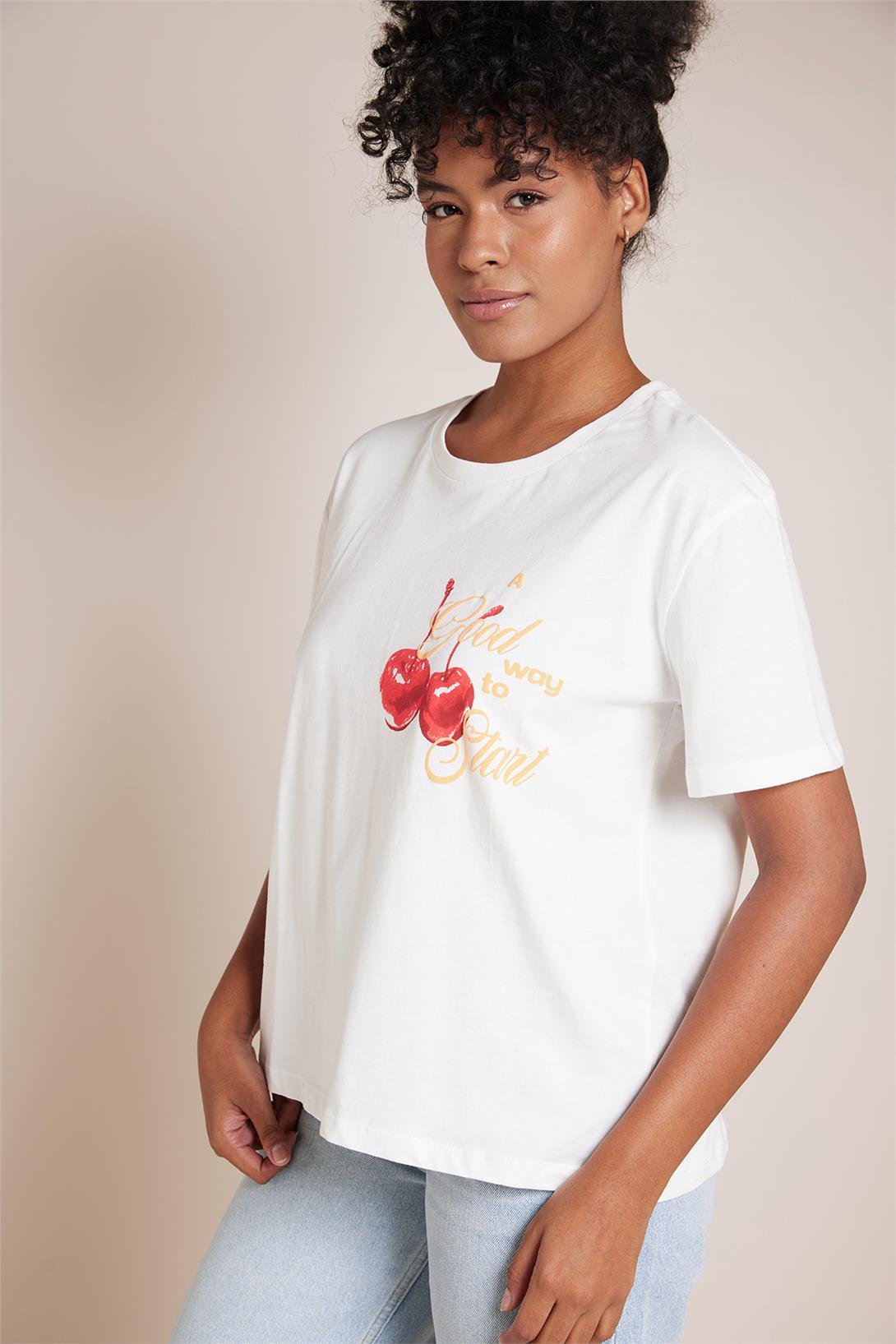 Nisan  KİRAZ BASKILI BİSİKLET YAKA T-SHIRT EKRU N25-2118
