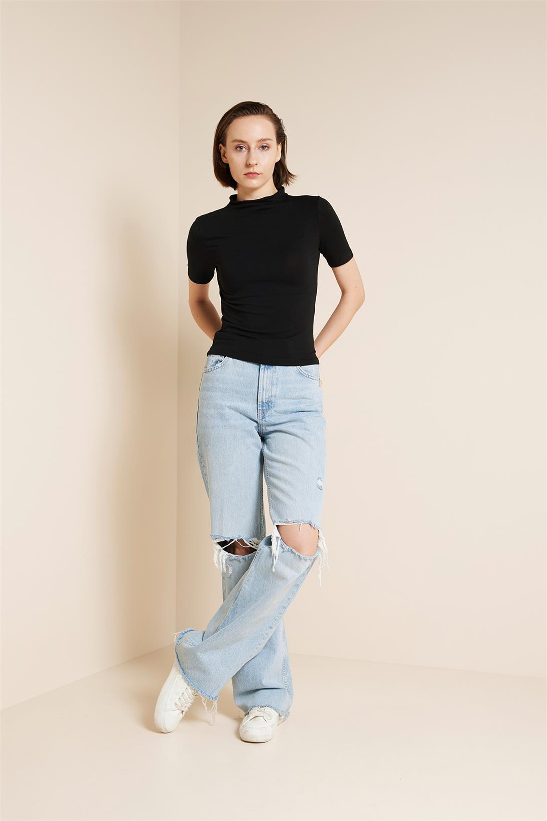 Nisan  KISA KOLLU BASİC T-SHIRT SİYAH N25-2059