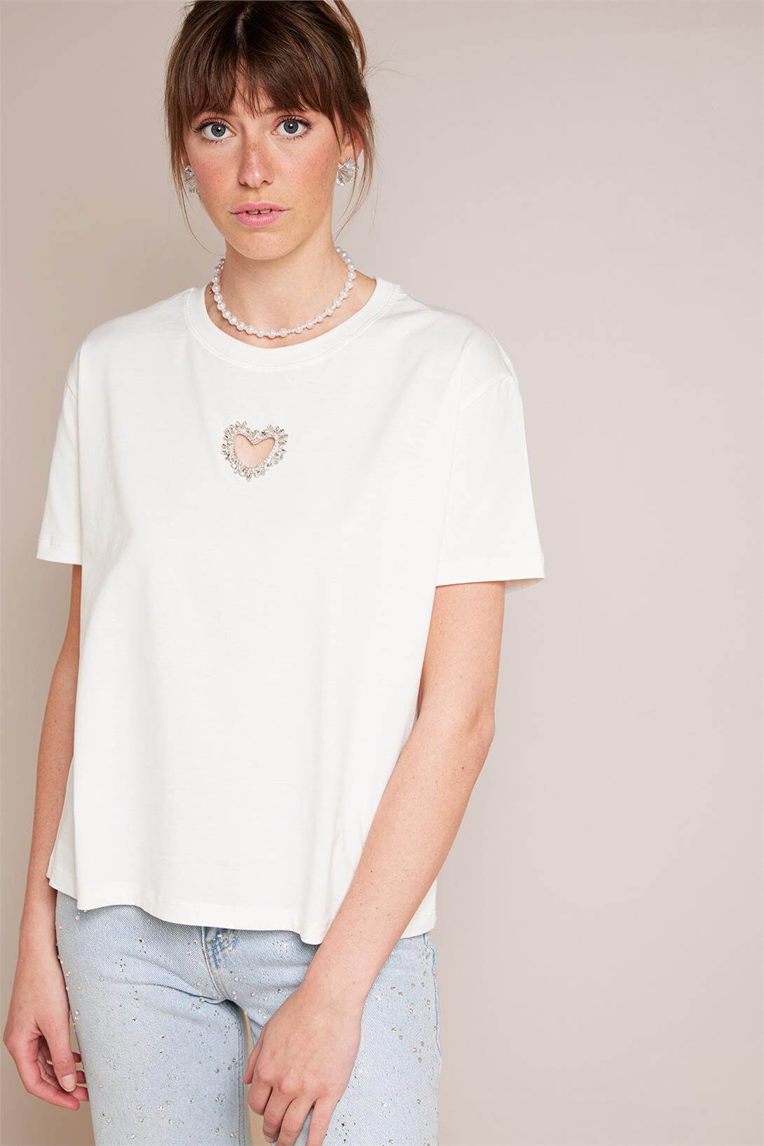 Nisan  ÖNÜ KALP İŞLEMELİ KISA KOLLU T-SHIRT EKRU N25-2075