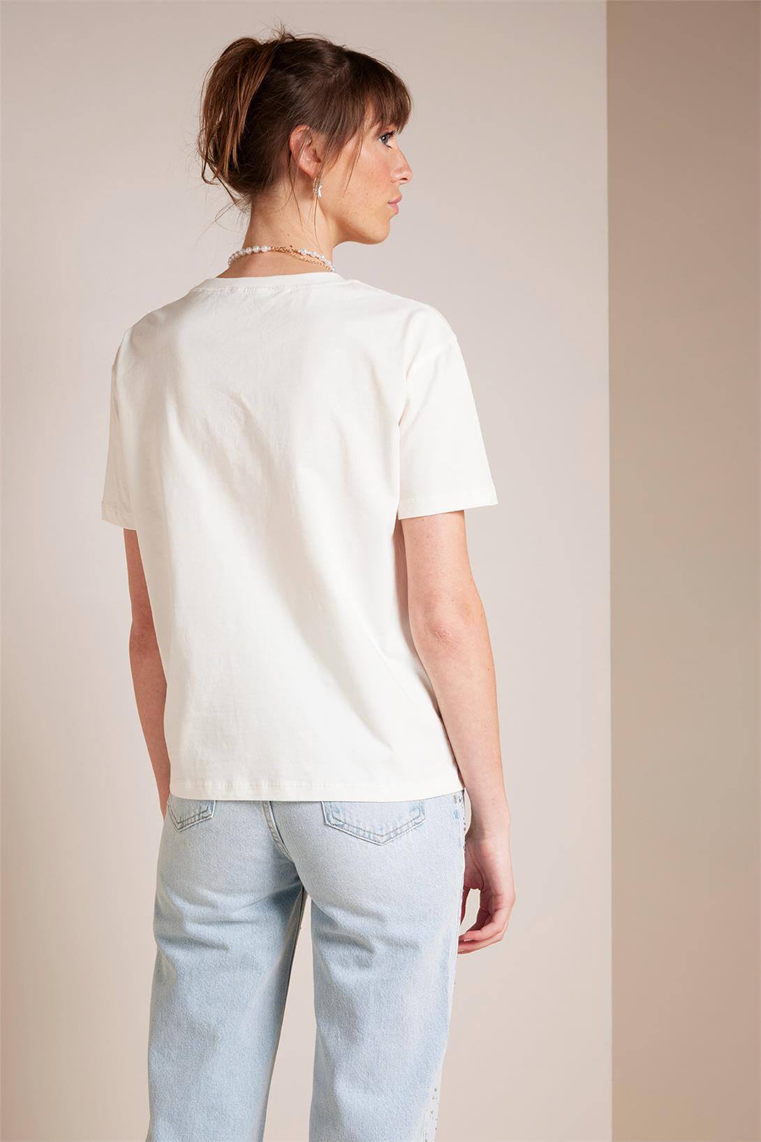 Nisan  ÖNÜ KALP İŞLEMELİ KISA KOLLU T-SHIRT EKRU N25-2075